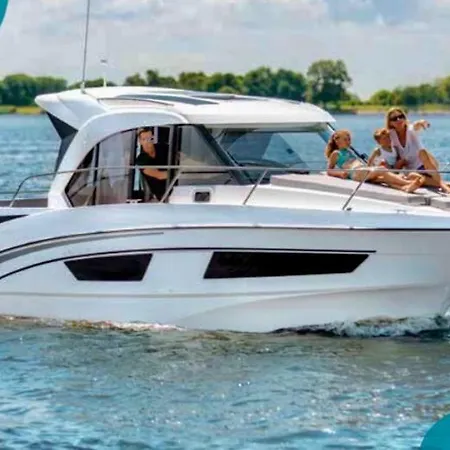 Yate De Lujo En Botel